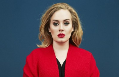 އެޑެލް ހޮލީވުޑް ފިލްމެއް ކުޅެނީ