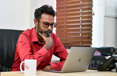 ސްޓްރޯކެއް ޖެހި 'މިހާރު'ގެ އެޑިޓަރު އިސްމާއިލް ނަސީރަށް ފަރުވާ ދެނީ