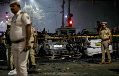 ދިއްލީގައި ކާރު ގޮއްވާލީ އަމިއްލައަށް މަރުވެގެން، އެހީތެރިވި މީހަކު ހައްޔަރުކޮށްފި