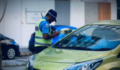 ފުލުހެއްގެ ގައިގައި ކާރުން ޖެއްސި މީހާގެ ބަންދަށް 10 ދުވަސް