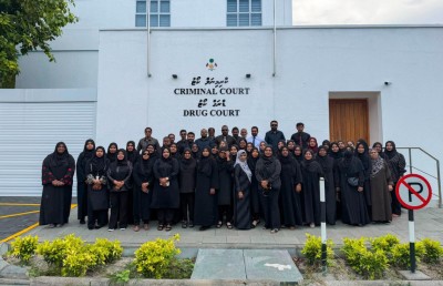 މުސާރަ މައްސަލާގައި ޖުޑިޝަރީ މުވައްޒަފުން އިހުތިޖާޖު ކުރުމަށް ކަޅު ހެދުމުގައި އޮފީހަށް