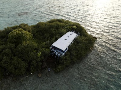 ކޮންޓްރޯލް ނުވެގެން، ކިނބިދޫ ކައިރީ އޮތް ކުޑަ ރަށަކަށް ލޯންޗެއް އަރައިފި