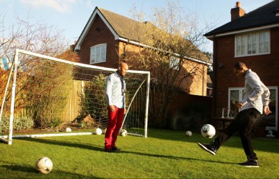 ދޮޅުލައްކަ އާބާދީގެ ކުޑަކުޑަ ގައުމުގެ ވޯލްޑް ކަޕް ދަތުރުގައި ދެބަފައިން!