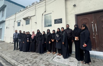 މުސާރަ މައްސަލާގައި ޖުޑިޝަރީ މުވައްޒަފުން އިހުތިޖާޖު ކުރުމަށް ކަޅު ހެދުމުގައި އޮފީހަށް