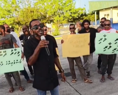 ފައިސާ ދޫނުކޮށްގެން އައްޑޫ ސިޓީ މިފްކޯ ބަނދަރުގައި މަސްވެރިން އިހުތިޖާޖު ކުރަނީ