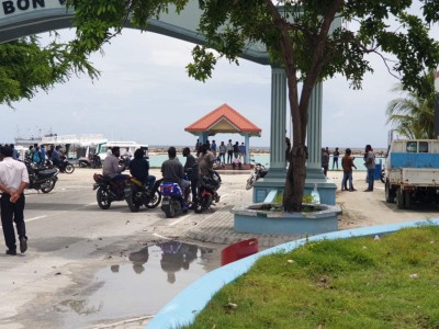 އަންހެނެއްގެ ބޮލުގައި ގާބުރިއަކުން ޖެހި ފިރިހެނަކު ހައްޔަރުކޮށްފި