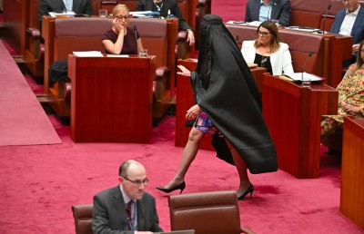 "މޫނުބުރުގާ ސްޓަންޓް" ހެދި އޮސްޓްރޭލިއާ މެންބަރު ސަސްޕެންޑްކޮށްފި