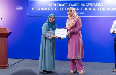 އަންހެނުންނަށް ހިންގި އިލެކްޓްރިޝަން ކޯސް ނިންމާލައިފި