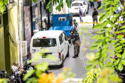 ގަލޮޅު ކަންމަތީގައި އޮތް ވޭނެއްގައި އެއްޗެއް ގޮވައިފި، ހަތިޔާރާއެކު ސިފައިން ހަރަކާތްތެރިވަނީ