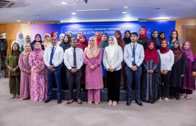 އަންހެނުންނަށް ހިންގި އިލެކްޓްރިޝަން ކޯސް ނިންމާލައިފި