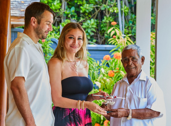 އެމެރިކާގެ ދެމަފިރިންނަށް އުއްޗުގެ ސަޕްރައިސް ހަދިޔާއެއް!