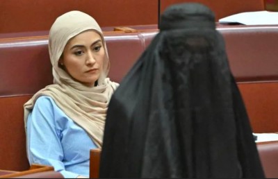 އޮސްޓްރޭލިއާގެ މަޖިލިސް މެންބަރަކު މޫނުބުރުގާގައި ޖަލްސާއަށް ވަދެ ފުރައްސާރަކޮށްފި