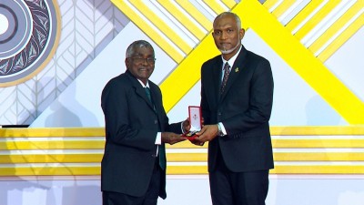 ޝަރަފުގެ ބެޖު ވެއްޓުނަ ނުދިން، ރައީސަށް އެތައް ބަޔެއްގެ ތައުރީފު