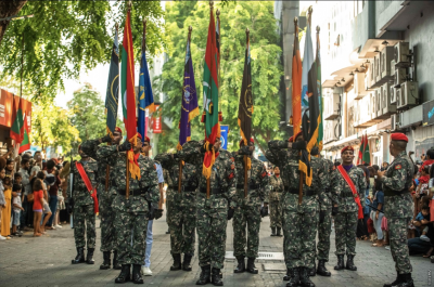 މިނިވަން ދުވަހުގެ ޕެރޭޑު ބާއްވާތީ، ހުކުރު ދުވަހު ހަވީރު އުޅަނދު ދުއްވުން މަނާ