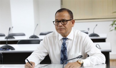 އާދަމް ޝަރީފަށް މޭޔަރު އާޒިމްގެ ތައުރީފު: ވިދާޅުވީ ސަރުކާރާއެކު މަސައްކަތް ކުރަން ފަސޭހަ ކަމަށް