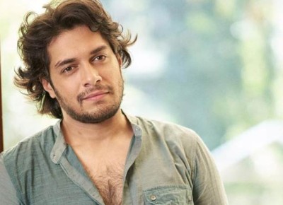 ޖުނައިދު ފިލްމުތަކުގެ އިތުރުން ތިއޭޓަ ޝޯތަކުގައި ވެސް މަސައްކަތްކުރަނީ