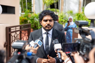 ރިޒާވް ރަނގަޅުވެ، ޑޮލަރުގެ މައްސަލަ ނޮވެމްބަރަށް ހައްލުވާނެ ކަމަށް ބެލެވޭ: އަޒާން