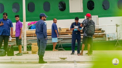 ނުގަވައިދުން އުޅޭ ބިދޭސީންތަކެއް ކުޅުދުއްފުއްޓަށް ގެންދިޔަ ބޯޓެއްގެ ކެޕްޓަނަށް ނަސޭހަތް ދީފި