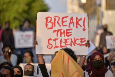 އަންހެން ދެ ދަރިންނަށް ޖިންސީ ގޯނާކުރުމުގެ ތުހުމަތުވާ ބައްޕަގެ ބަންދަށް 30 ދުވަސް