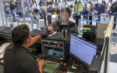 ބިދޭސީ މަސައްކަތްތެރިން އެތެރެކުރި މައްސަލައެއްގައި މެލޭޝިއާގެ އިމިގްރޭޝަން އޮފިސަރުންތަކެއް ހައްޔަރުކޮށްފި