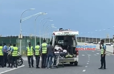 ބުރިޖު މަތީގައި ދެ ސައިކަލު ޖެހި، އަންހެނަކަށް އަނިޔާވެއްޖެ