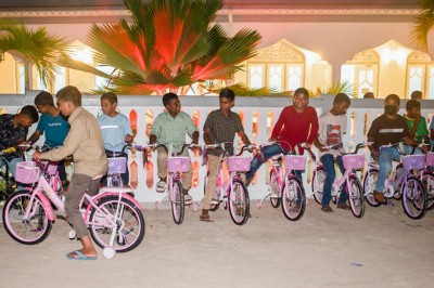 40 ދުވަހު މެދުނުކެނޑި ފަތިސް ނަމާދުކުރި ކުދިންނަށް އިމާމު ހަދިޔާކުރީ ބައިސްކަލު