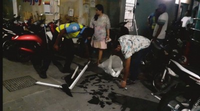 ގެއެއްގެ މަތިން ކުޑަދޮރު ބިއްލޫރިގަނޑު މަގަށް ވެއްޓި މީހަކަށް އަނިޔާވެއްޖެ