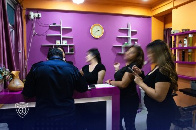 ސެލޫންތަކާއި ސްޕާތަކުން ބިދޭސީ އަންހެނުންތަކެއް އަތުލައިގެންފި، ވަޒީފާ ދިން ހަތް މީހަކަށް ނޯޓިސް