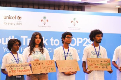 ޔުނިސެފުން ޒުވާނުންނާއެކު ކޮޕްގެ ނަމޫނާ ބައްދަލުވުމެއް ބާއްވައިފި