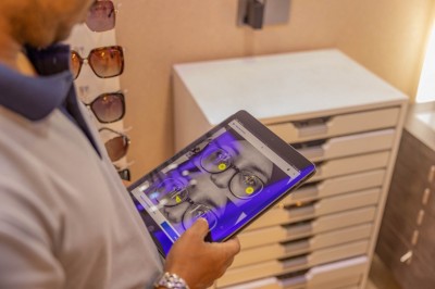 އެޑްވަޓޯރިއަލް: އޭއައިގެ އެހީގައި އައިނުގެ މިންނަގާ ޑިވައިސެއް އައިކެއާގައި ބޭނުންކުރަނީ