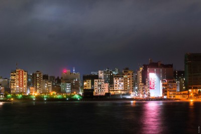 މާލޭގެ ކެފޭއެއްގެ ފުރާޅު މައްޗަށް ވެއްޓުނު މީހަކަށް ފަރުވާދެނީ