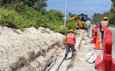 ނަރުދަމާއާއި ފެނުގެ ހޮޅިތައް ހަލާކުވެ އައްޑޫ މަގުތައް އަލުން ކޮންނަންޖެހިއްޖެ