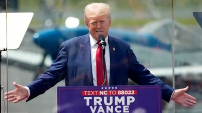 މޮޑެލް އަކަށް ޖިންސީ ފުރައްސާރަ ކުރި ކަމުގެ ތުހުމަތު ޓްރަމްޕަށް