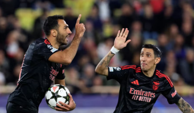 ފަހަތުން އަރައި ބެންފީކާއިން މޮނާކޯ ބަލިކޮށް، ކުރިއަށް ޖެހިލައިފި