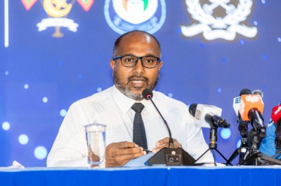 އިމިގްރޭޝަން އޮފިސަރުންތަކެއް ނަހަމަ ގޮތުގައި ފައިސާ ހޯދި މައްސަލައެއް ބަލަނީ