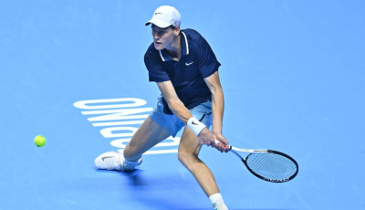 އޭޓީޕީ ފައިނަލްސްގައި ސިނާގެ ފުރަތަމަ މެޗު ކާމިޔާބުކޮށްފި