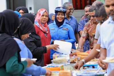 ހިޔާ ފްލެޓުތަކުގައި އުޅޭ ރައްޔިތުންނާއެކު ފުލުހުންގެ ހެނދުނުގެ ސައެއް