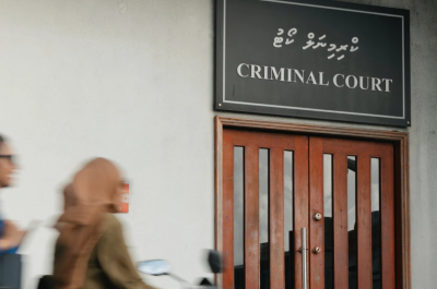 މަސްތުވާތަކެތި ޓްރެފިކްކުރަން އުޅުން އަންހެނެއް 12 އަހަރަށް ޖަލަށްލައި ބޮޑު ޖޫރިމަނާއެއް