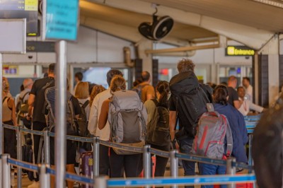 ބާރު ބޮޑުވުމުން ފުރުމުގެ 3 ގަޑިއިރު ކުރިން އެއާޕޯޓަށް ދާން އެދެފި