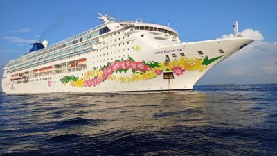 ދެ ކްރޫޒްލައިނާއާއެކު ގިނަ އަދަދެއްގެ ޓޫރިސްޓުން މާލެއަށް