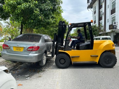 ހުޅުމާލޭގައި ގަވާއިދާ ޚިލާފަށް ޕާކުކޮށްފައި ހުރި އުޅަނދުތައް ފުލުހުން ނަގަނީ