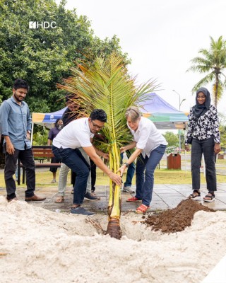 އިނގިރޭސި ސަފީރު ގޭގައި ބޮޑުކުރި ރުއް ސެންޓްރަލް ޕާކުގައި އިންދައިފި