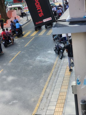 ގިޔާސުއްދީން ސުކޫލު ކުރިމަތީ ހުރި ގެއަކުން ބިއްލޫރި ގަނޑެއް ވެއްޓި މީހަކަށް އަނިޔާވެއްޖެ