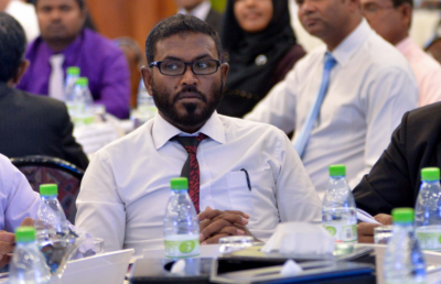 ސިޔާސީ މަގާމުގައި ހުރެ ދައުލަތާ ދެކޮޅަށް ވަކާލާތު ނުކުރެވޭ މައްސަލަ ނަގައިފި