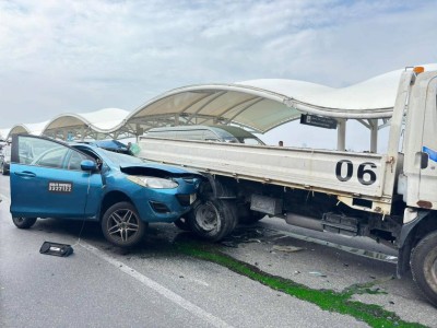 ކާރު އޮތީ ޕިކަޕު ދަށުވެފައި؛ ޑްރައިވަރަށް ހޮސްޕިޓަލުގައި ފަރުވާދެނީ