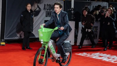 ޓިމޮތީ ޝަލަމޭ ރެޑްކާޕެޓަށް ބައިސްކަލުގައި ދިޔުމުން ޖޫރިމަނާކޮށްފި