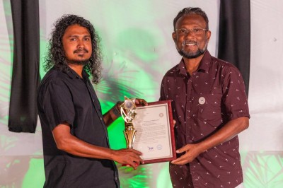 އެސްއެސްމީޑިއާގެ މިދިޔަ އަހަރުގެ އެންމެ ފާހަގަކޮށްލެވޭ މުވައްޒަފަކަށް އަޒްމާން