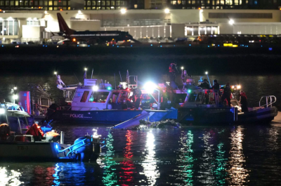 އެމެރިކާ ސިފައިންގެ ހެލިކޮޕްޓެއް ފަސިންޖަރު ބޯޓެއްގައި ޖެހި، ދެ އުޅަނދު ވެސް ވެއްޓިއްޖެ