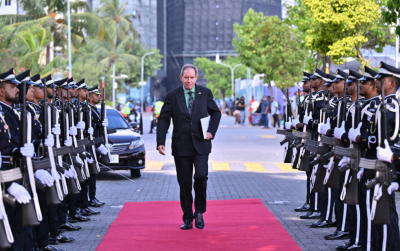 އިނގިރޭސި އާ ސަފީރުގެ ފުރަތަމަ ބަސްކޮޅު ދިވެހިބަހުން، ވިދާޅުވީ އެއީ ހަމައެކަނި މާލޭ ސަފީރެއް ނޫނޭ