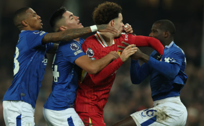 ލިވަޕޫލްއާއި އެވަޓަންގެ މެޗުގައި ހަމަނުޖެހުން ބޮޑުވެ، ހަތަރު ރަތް ކާޑު